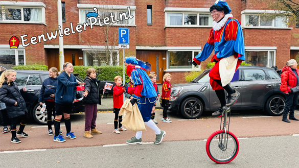 EenwielerPiet op een hoge eenwieler bij de Sinterklaas intocht